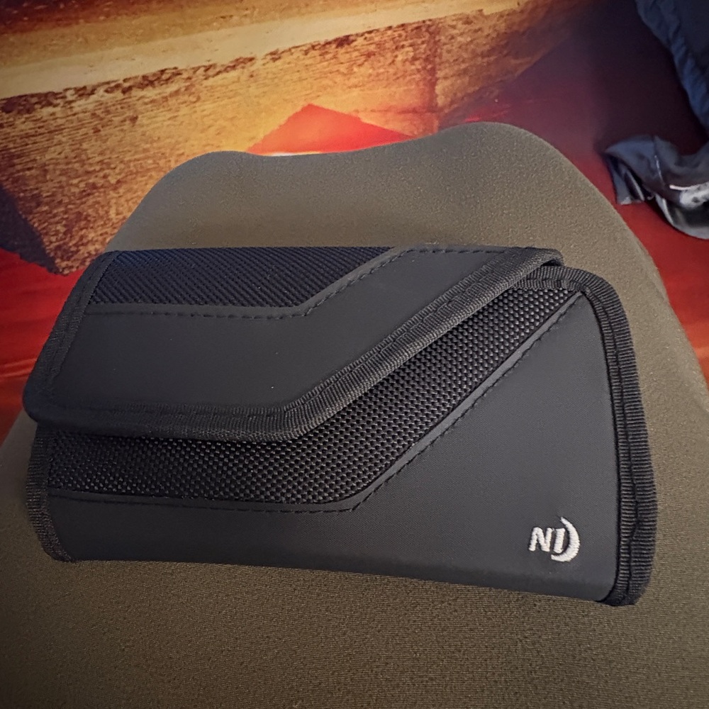 Nite Ize Innovation black cell case.